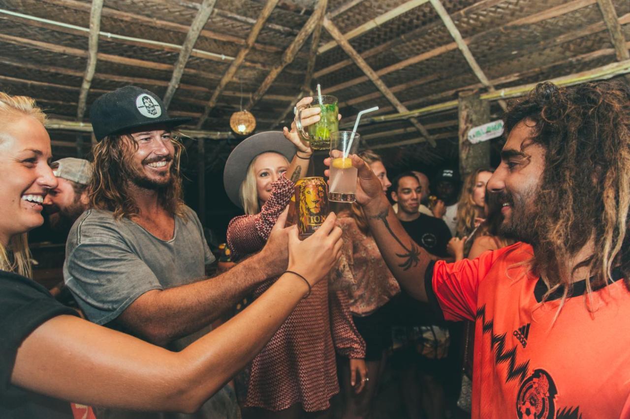 Surf & Party - Hostel Somewhere Else Canggu Exteriér fotografie